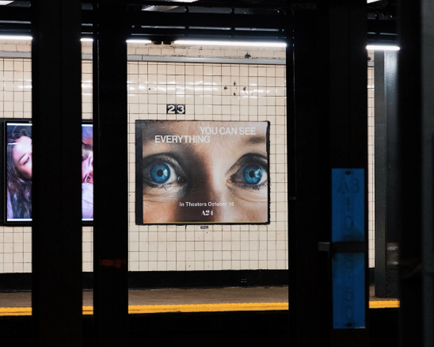 Poster de A24 para You Can See Everything dentro del subway de Nueva York, mostrando un primer plano de ojos azules frente al andén.