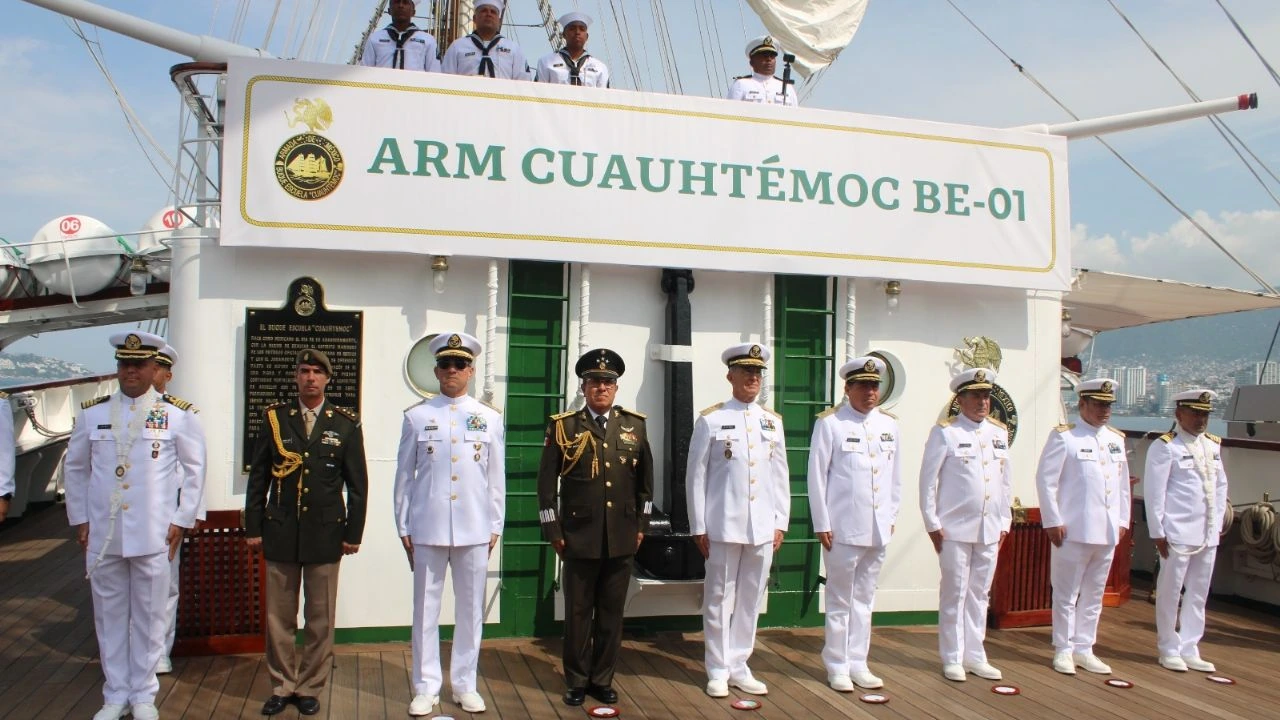 Personal naval formado a bordo del ARM Cuauhtémoc BE-01 frente al nombre del buque.