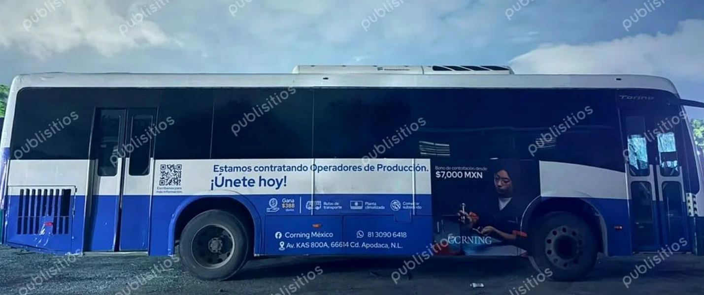 Autobús en Monterrey con campaña de reclutamiento de Corning ejecutada por Publisitios, con mensaje para contratar operadores de producción.