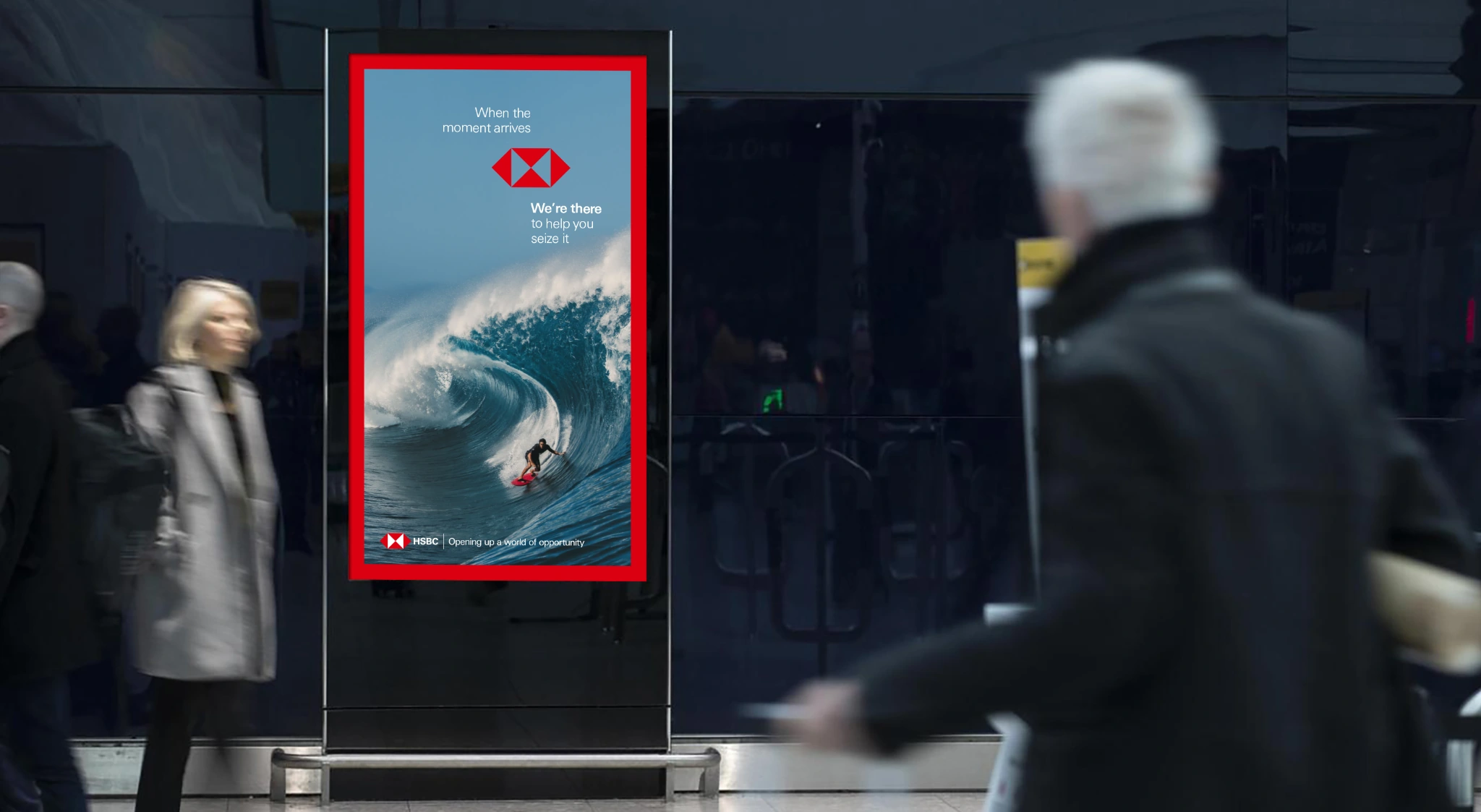 Pantalla vertical de HSBC The Right Wave con un surfista dentro de una ola y el mensaje When the moment arrives, We're there to help you seize it.