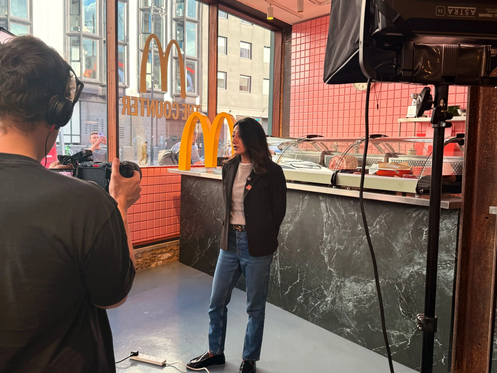 Grabación de una entrevista dentro de The Counter by McDonald’s con el espacio de la activación y la ambientación de fondo.