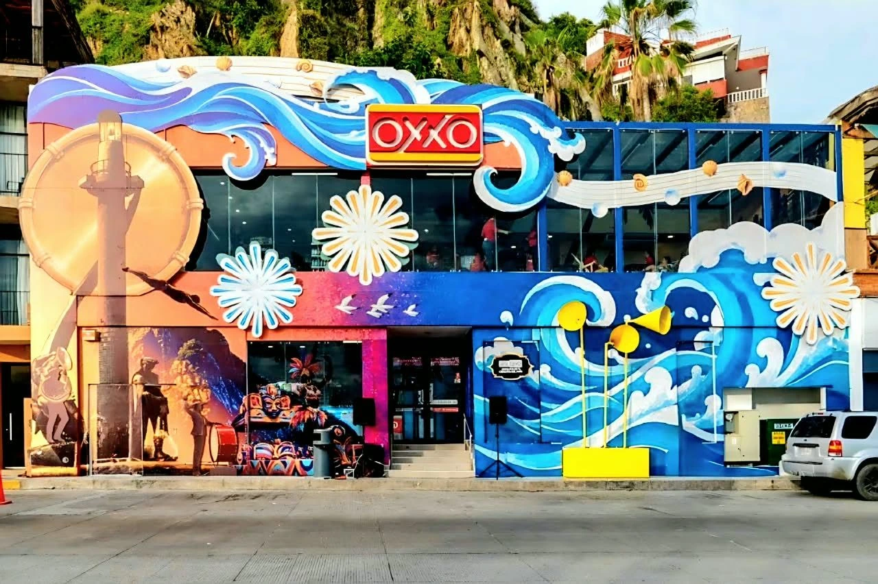 Tienda OXXO intervenida en Mazatlán, Sinaloa, con olas, elementos marinos y referencias a la música del puerto.