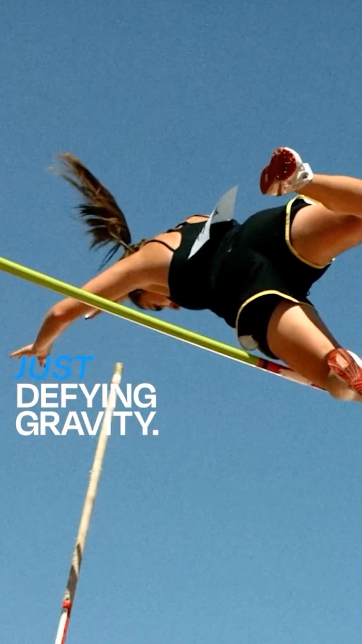 Pieza de POWERADE con una atleta superando una barra y el copy Just Defying Gravity.