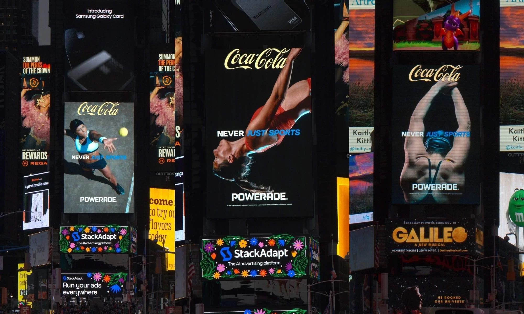 Pantallas DOOH de POWERADE en Times Square con atletas femeninas y el mensaje Never Just Sports.