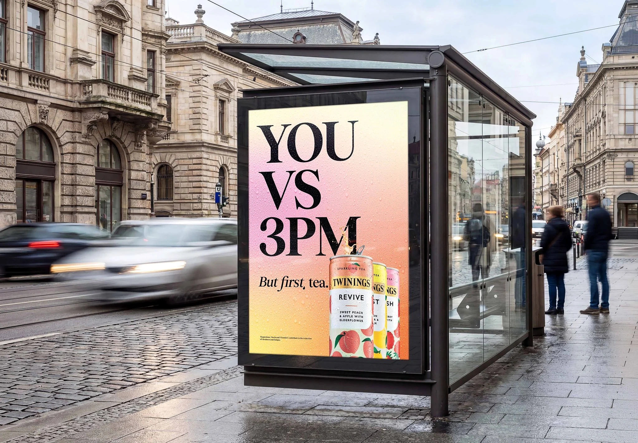 Twinings You vs 3PM Street Furniture Advertising Paradero publicitario de Twinings con el mensaje You vs 3PM y latas de sparkling tea de la campaña But First, Tea.