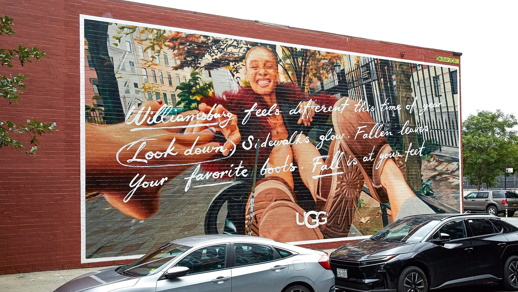 Mural de UGG Born To Feel en Nueva York con una modelo usando botas de la marca y texto manuscrito inspirado en el otoño de Williamsburg.