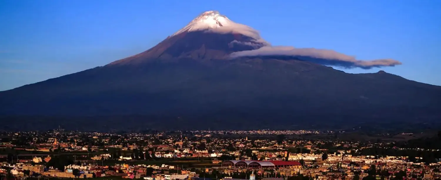 Vista de la ciudad de Puebla, al fondo el Popocatépetl