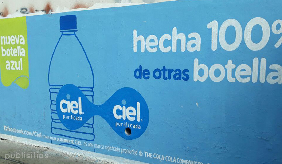 Nueva Botella Azul, Hecha 100% de otras Botellas, Barda Publicitaria de Ciel